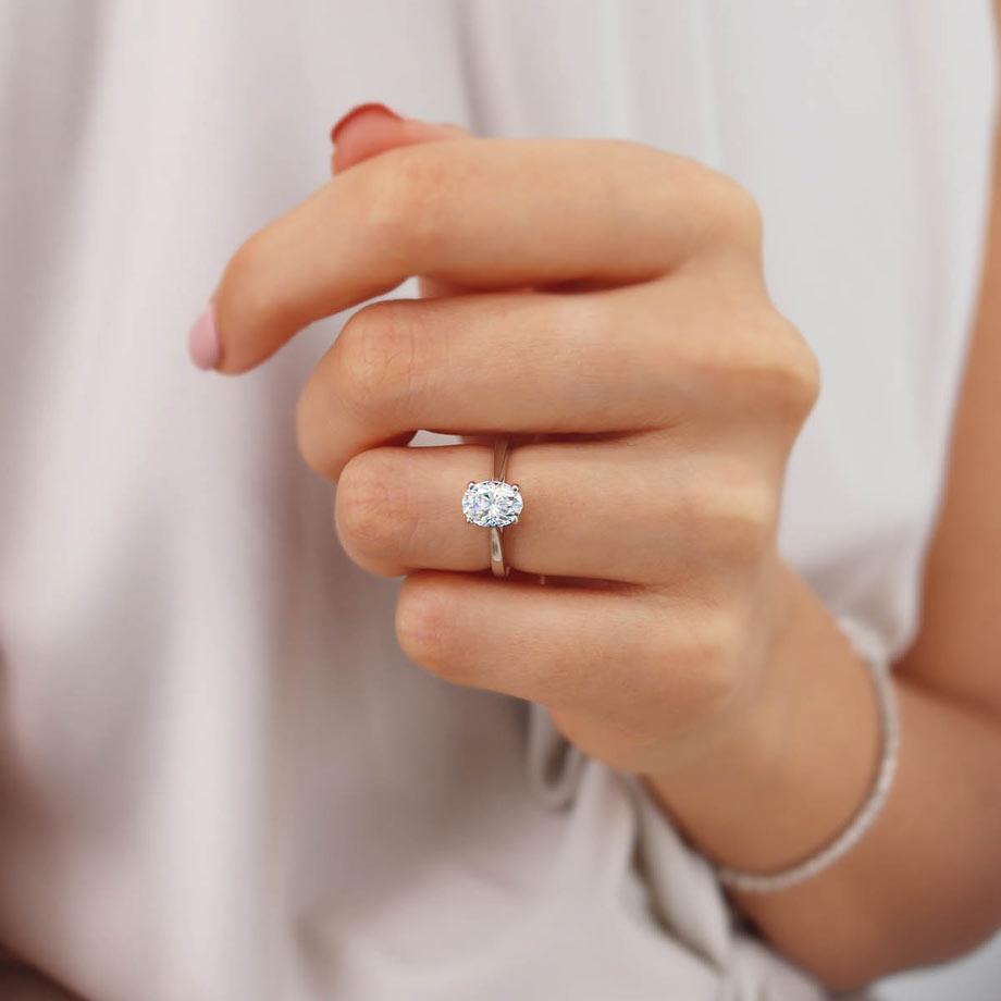 TULIP - Oval Natural Diamond 18k White Gold Solitaire